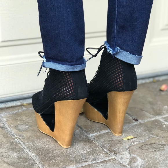 NIB Black Cut Out Lace Up Peep Toe Platform Wedge - Picture 7 of 7